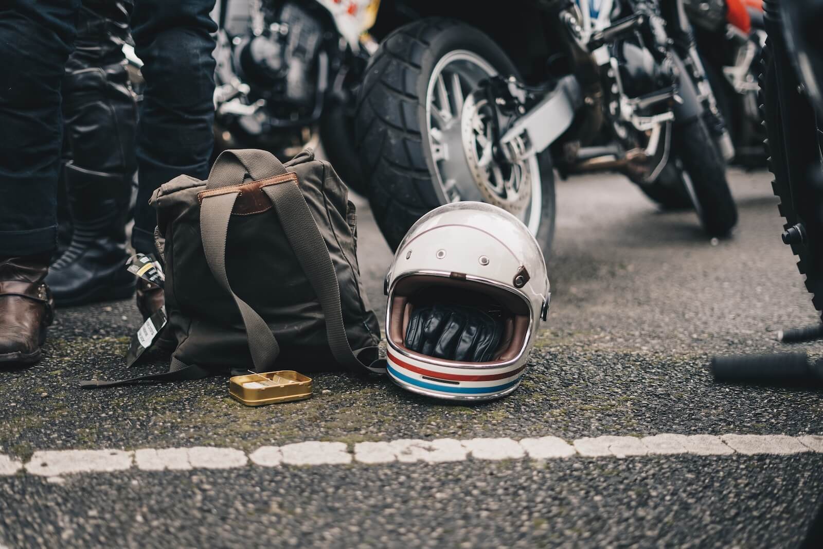 Retro helma na motorku